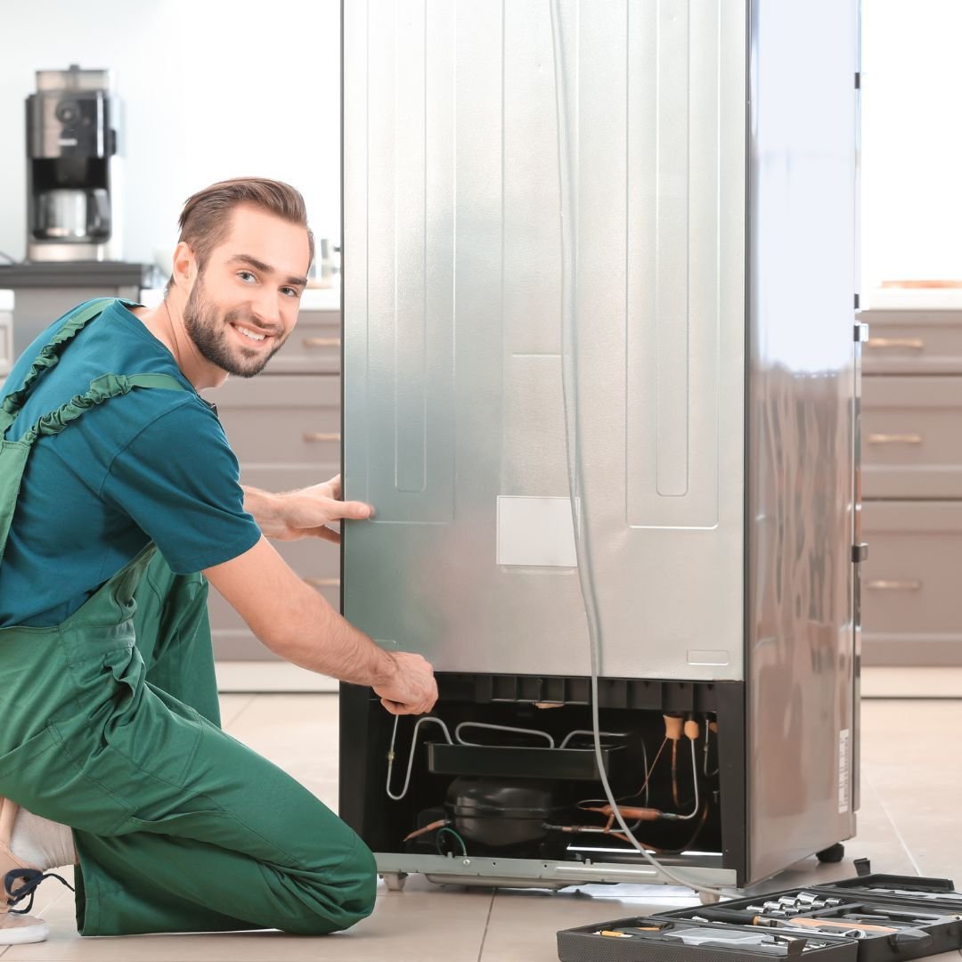 Técnico trabajando en la reparación refrigeradores Mabe Monterrey