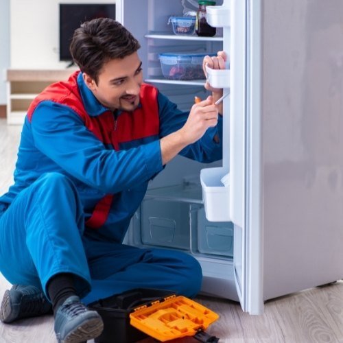 Técnico reparando un refrigerador en Monterrey